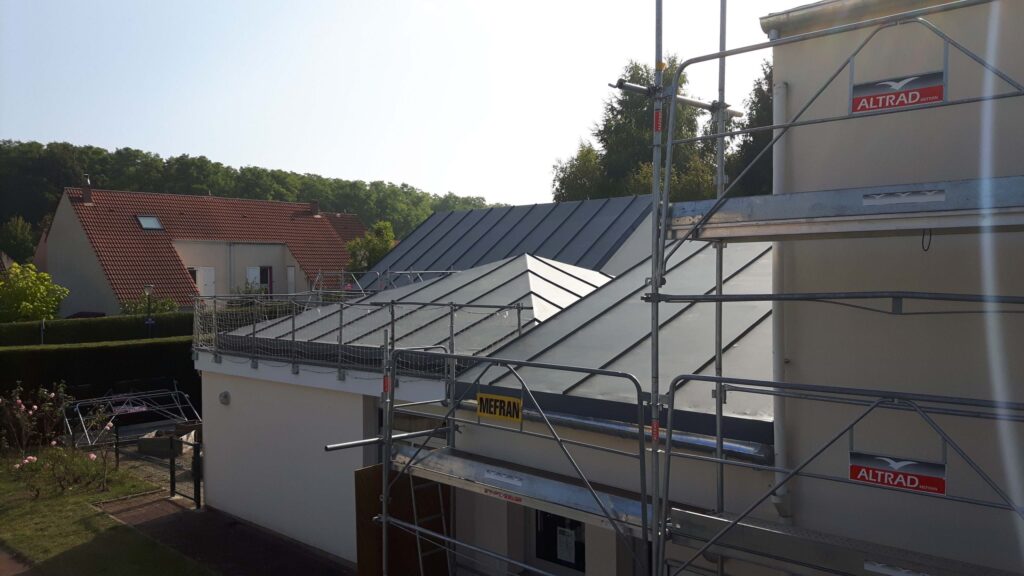 Chantier LCIE à Taverny — Membrane PVC avec joints imitation zinc — vue 1