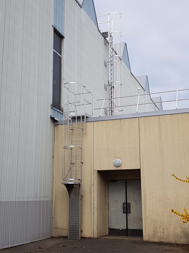 Escaliers de franchissement en aluminium à Nogent-sur-Oise — vue 1
