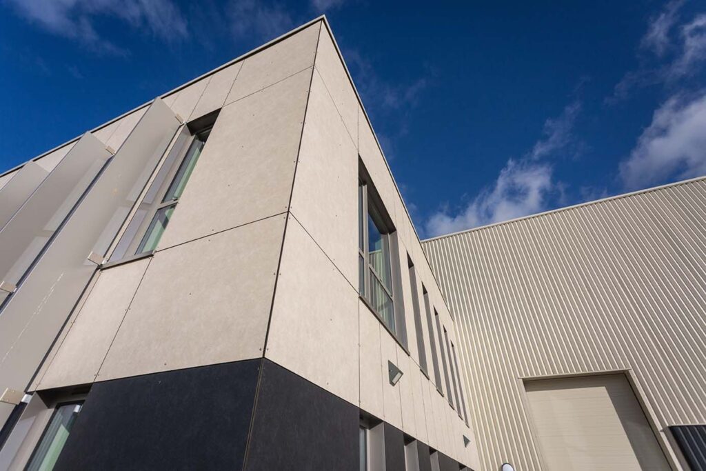 Bardage double peau, TRESPA et brise-soleil au Plessis-Belleville (60), chantier LCIE Étanchéité