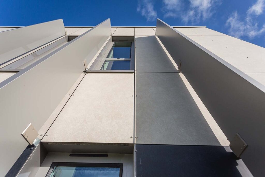 Bardage double peau, TRESPA et brise-soleil au Plessis-Belleville — vue 2