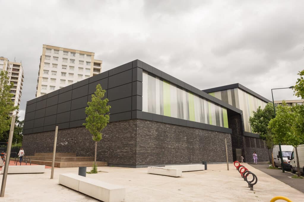 Bâtiment avec bardage sombre et façade vitrée, photographie du site LCIE