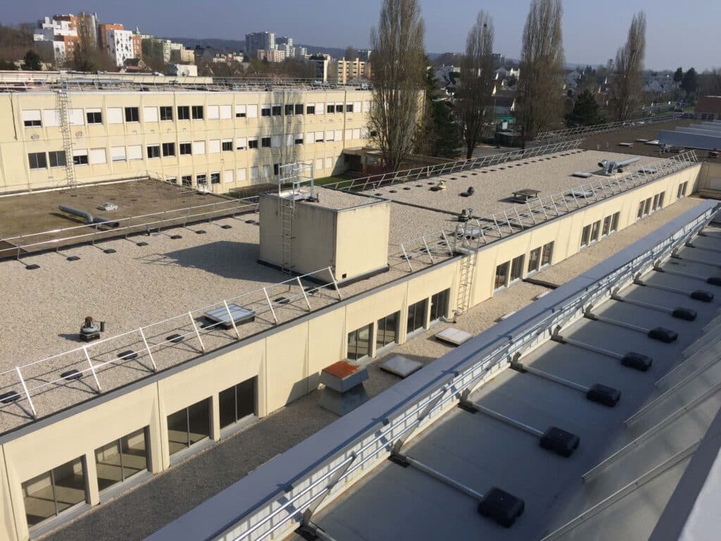 Escaliers de franchissement en aluminium à Nogent-sur-Oise (60), chantier LCIE Étanchéité