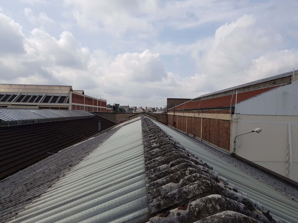 Désamiantage de conduits, plafonds et couverture à La Courneuve (93), chantier LCIE Étanchéité