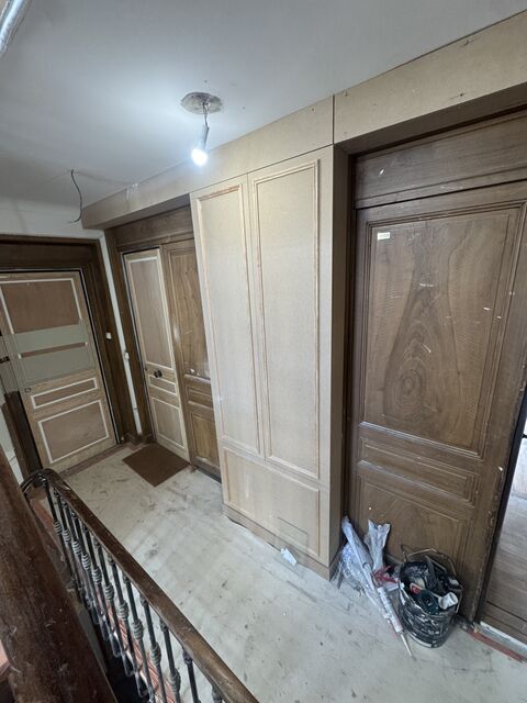 Palier et portes en bois pendant des travaux de rénovation