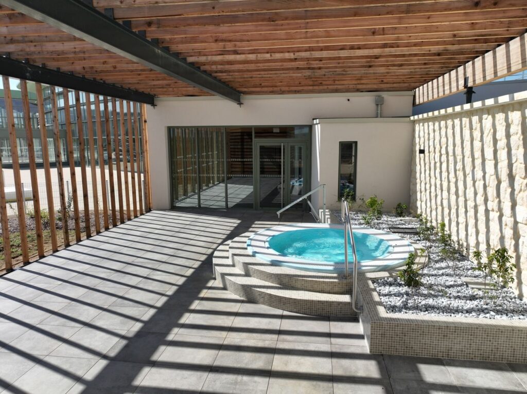 ITE et pergola bois de la piscine de Chaumont-en-Vexin (60), chantier LCIE Étanchéité