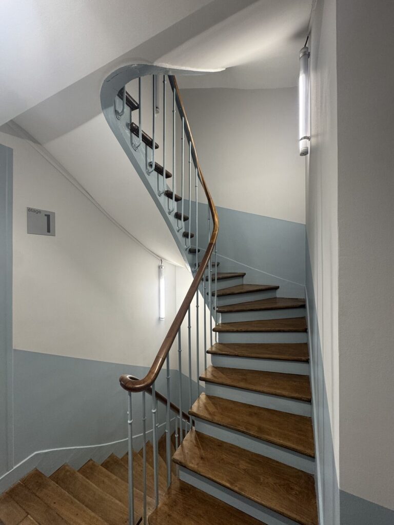 Cage d’escalier rénovée avec marches en bois, Nogent-sur-Marne
