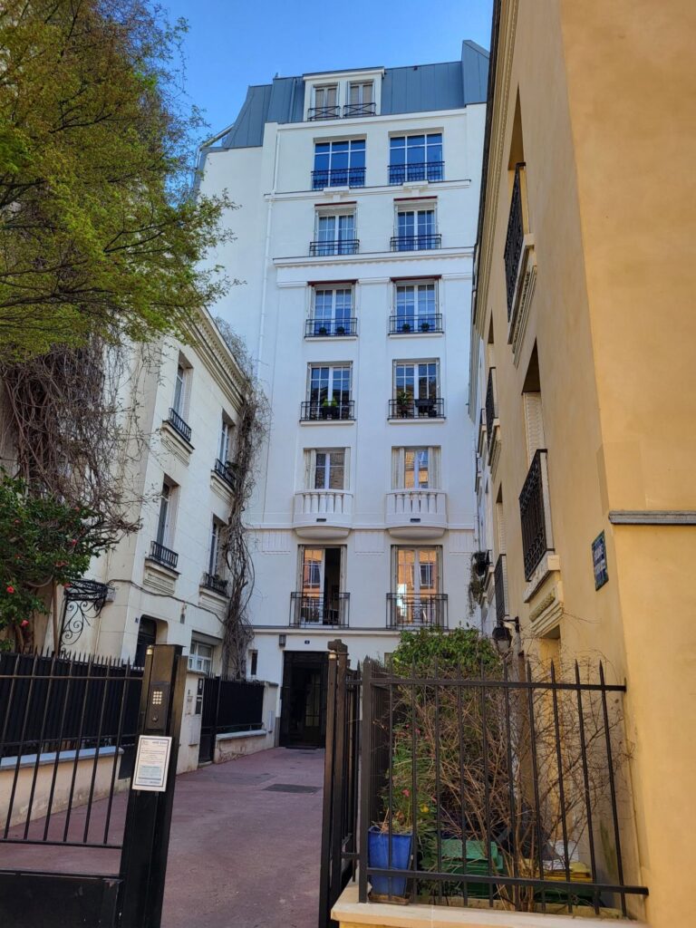 Façade claire de la copropriété donnant sur une cour, Paris 16e